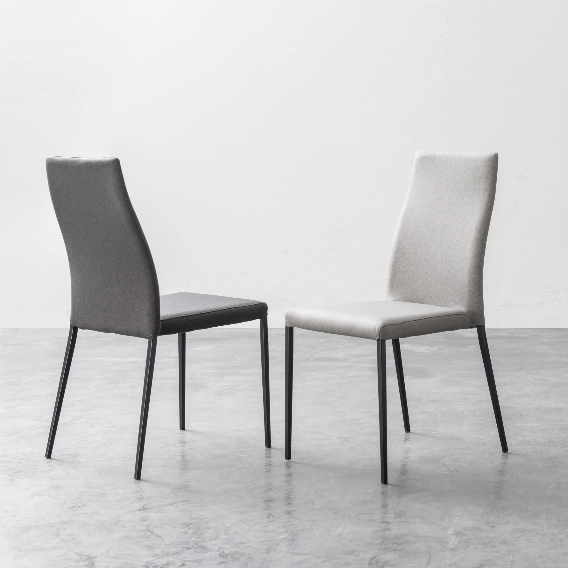 Due sedie Olivia Tecnolegno imbottite in tessuto grigio scuro e chiaro