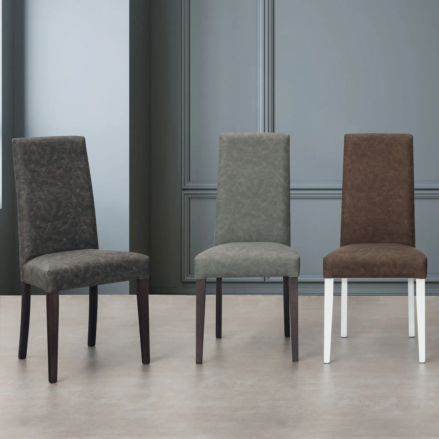 Tre sedie Greta Tecnolegno rivestite in ecopelle melange grigio, verde e marrone