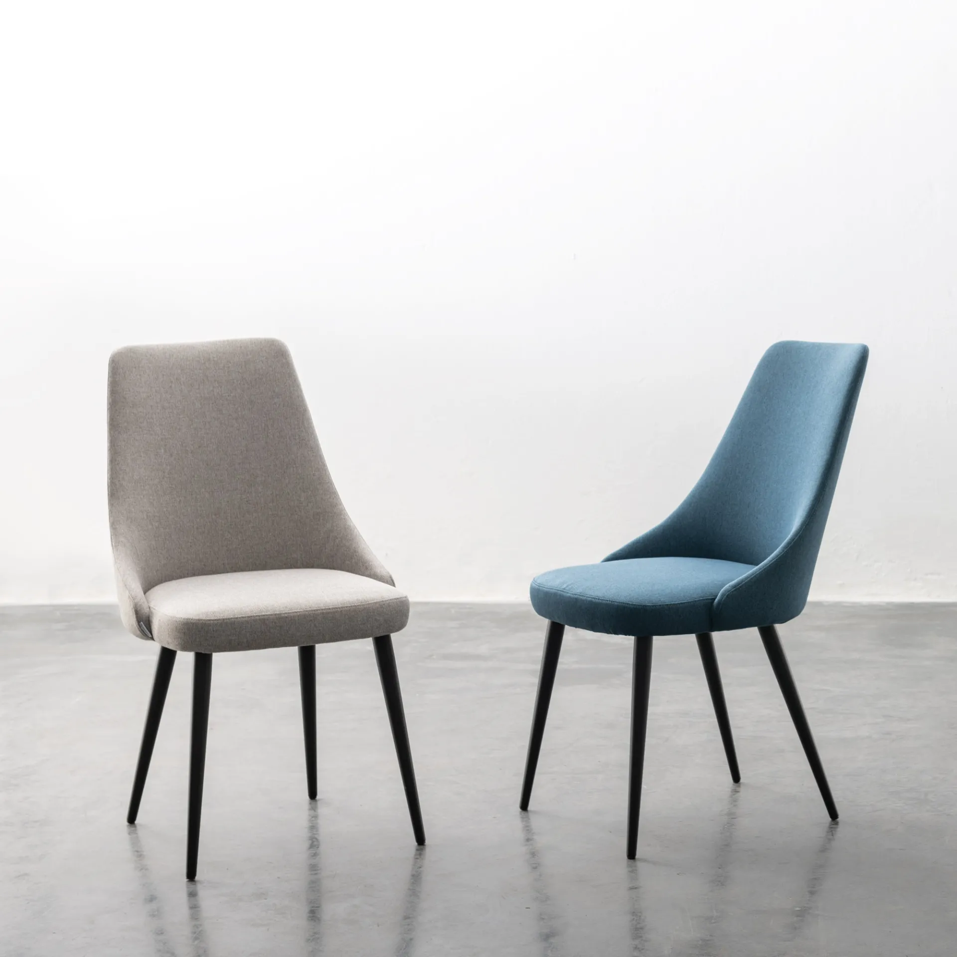 Due sedie Zoe Tecnolegno imbottite in tessuto grigio chiaro e azzurro