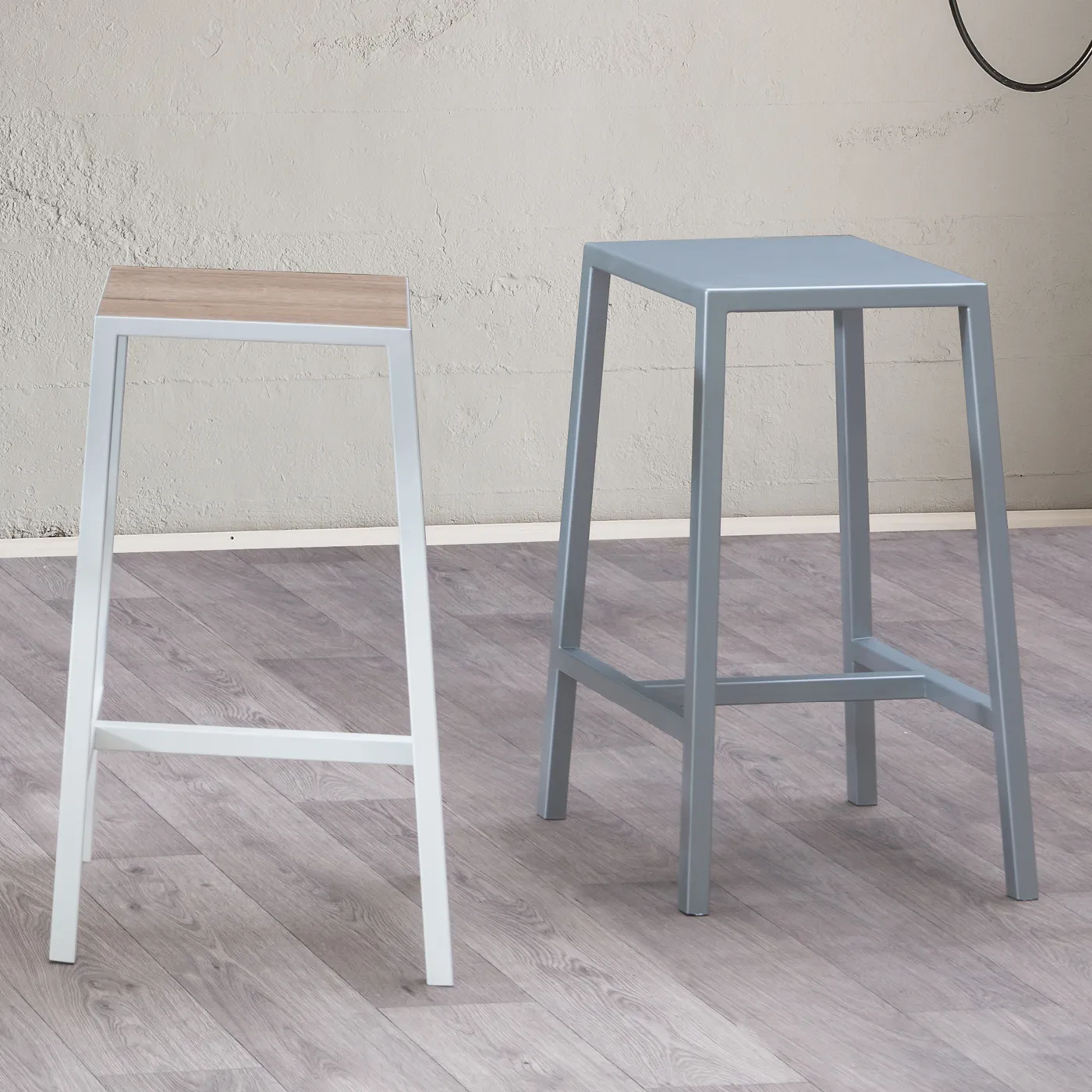 Due sgabelli Beta Tecnolegno in metallo bianco e azzurro con seduta in melaminico