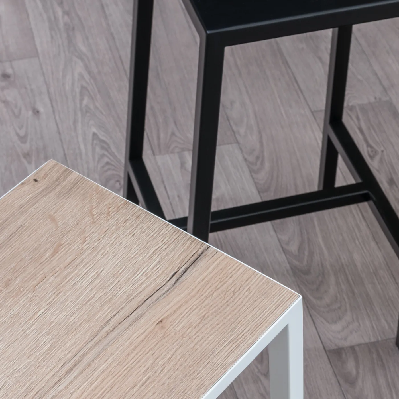 Dettaglio della seduta in melaminico effetto legno dello sgabello Beta Tecnolegno