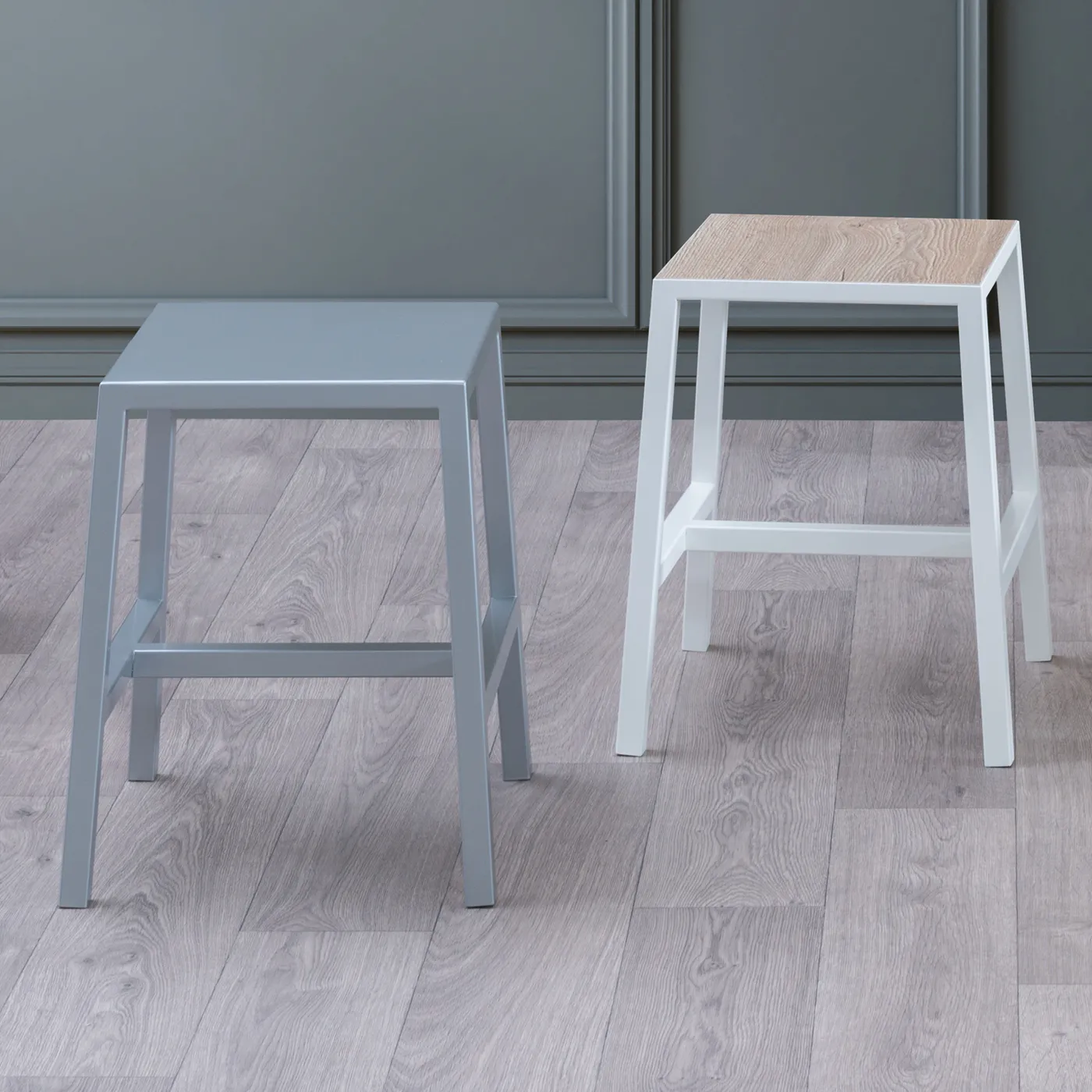 Due sgabelli Beta Mignon Tecnolegno, uno grigio e uno bianco con seduta effetto legno