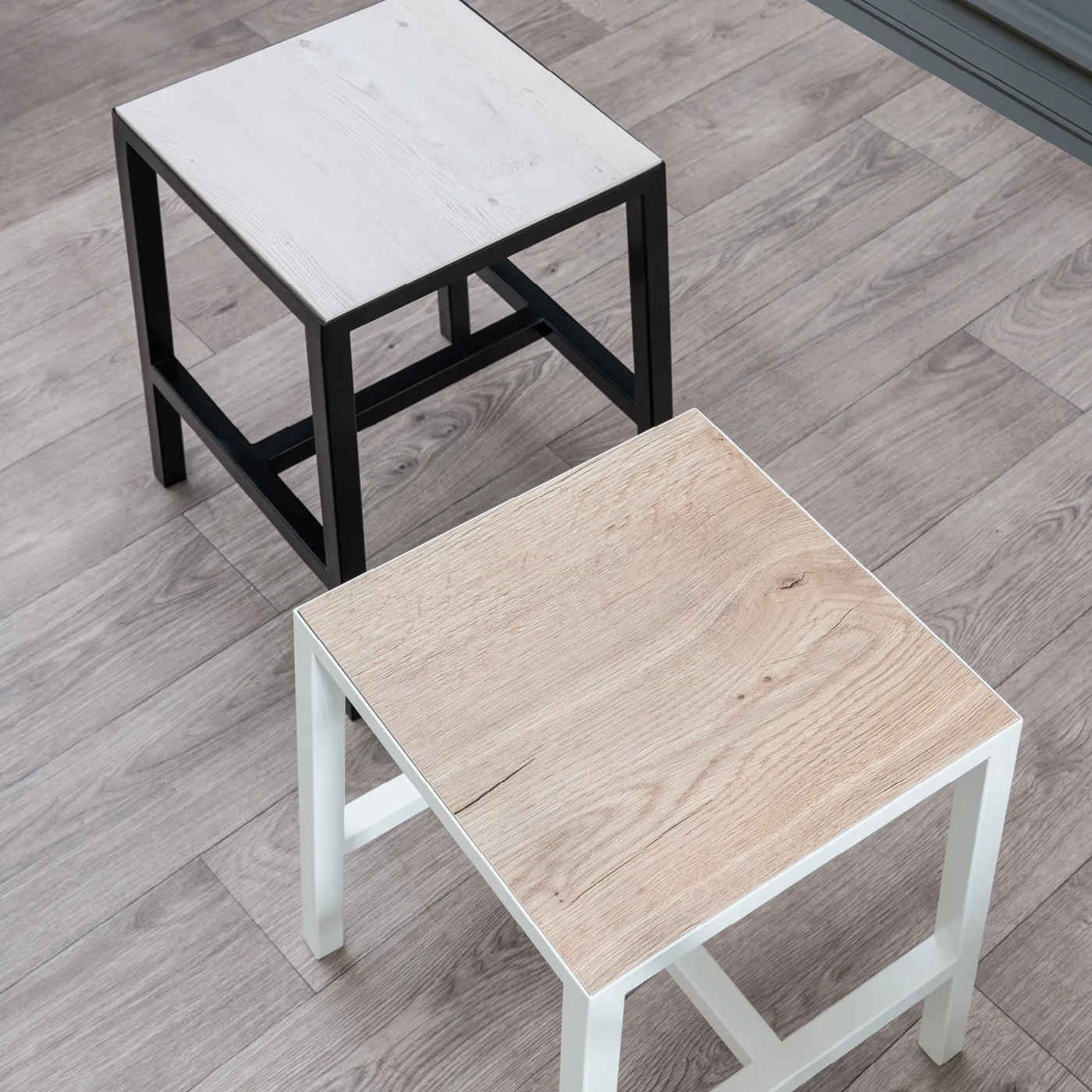 Sgabelli bassi Beta Mignon Tecnolegno nero e bianco con seduta effetto legno