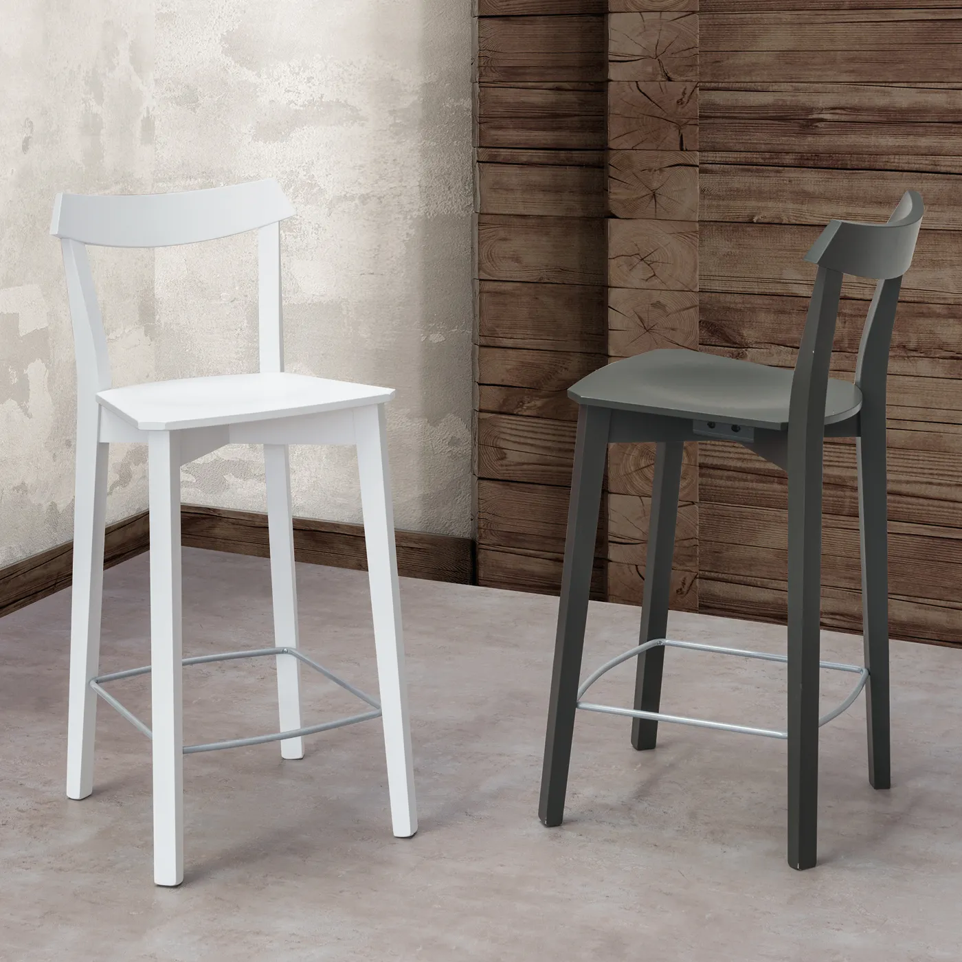 Due sgabelli Betty Tecnolegno in faggio bianco e antracite con schienale