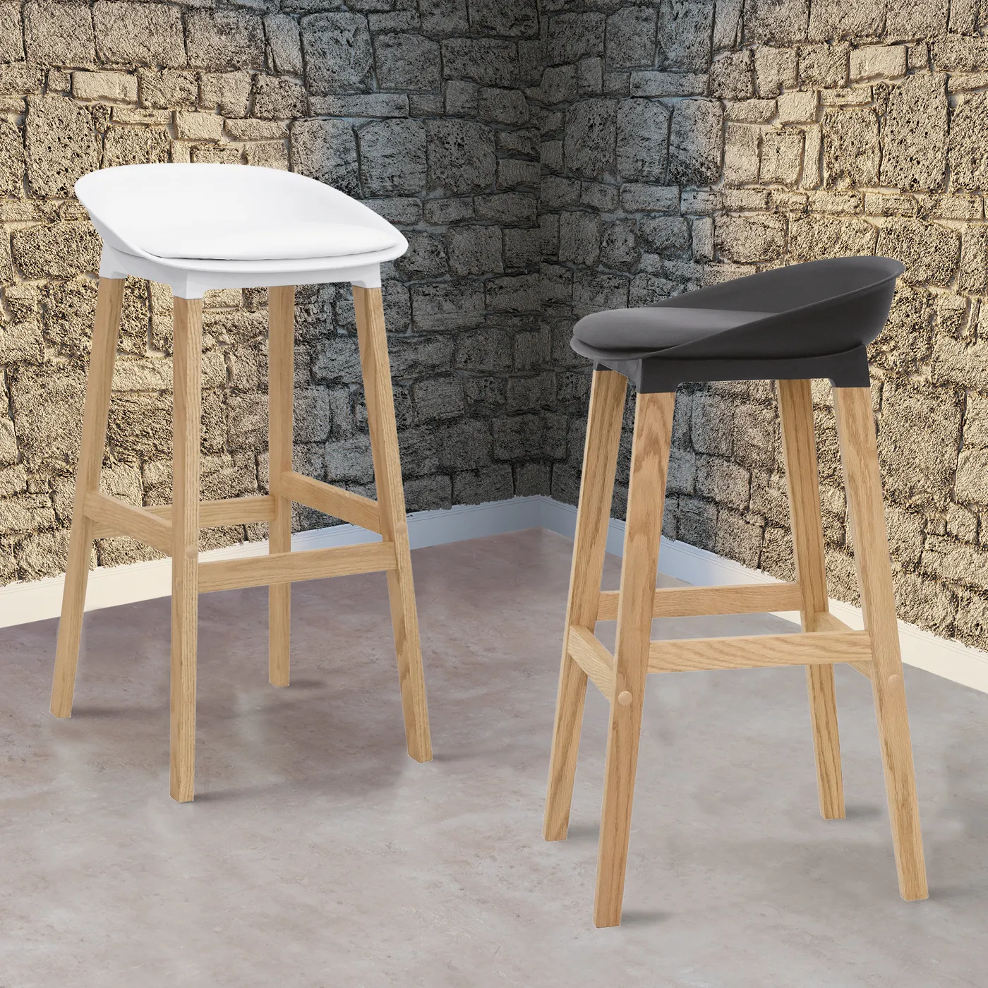 Due sgabelli Simona Tecnolegno con gambe in legno naturale e sedute bianca e nera
