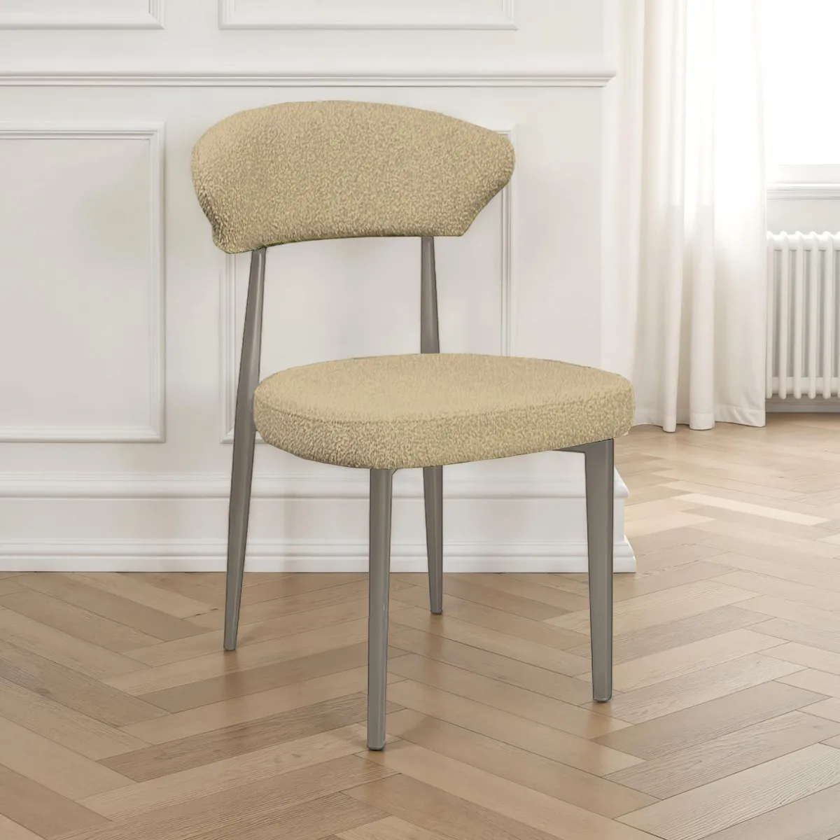 Sedia Melania Tomasucci in tessuto beige con struttura platino