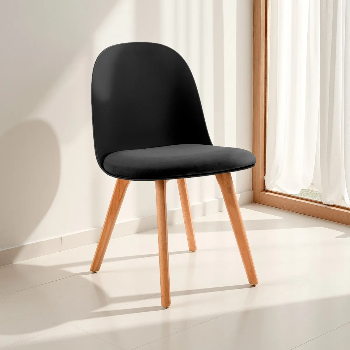 Sedia Jade Wood Black Tomasucci in velluto nero e gambe in rovere