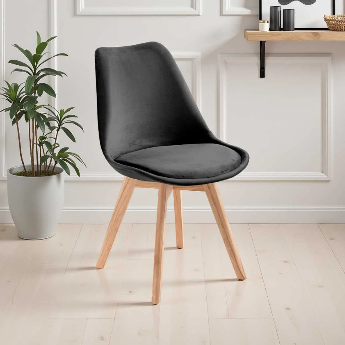 Sedia Kiki Tomasucci nera con gambe in rovere