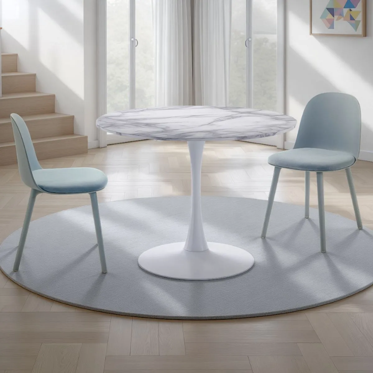 Tavolo rotondo Kyoto Marble Tomasucci con sedie azzurre