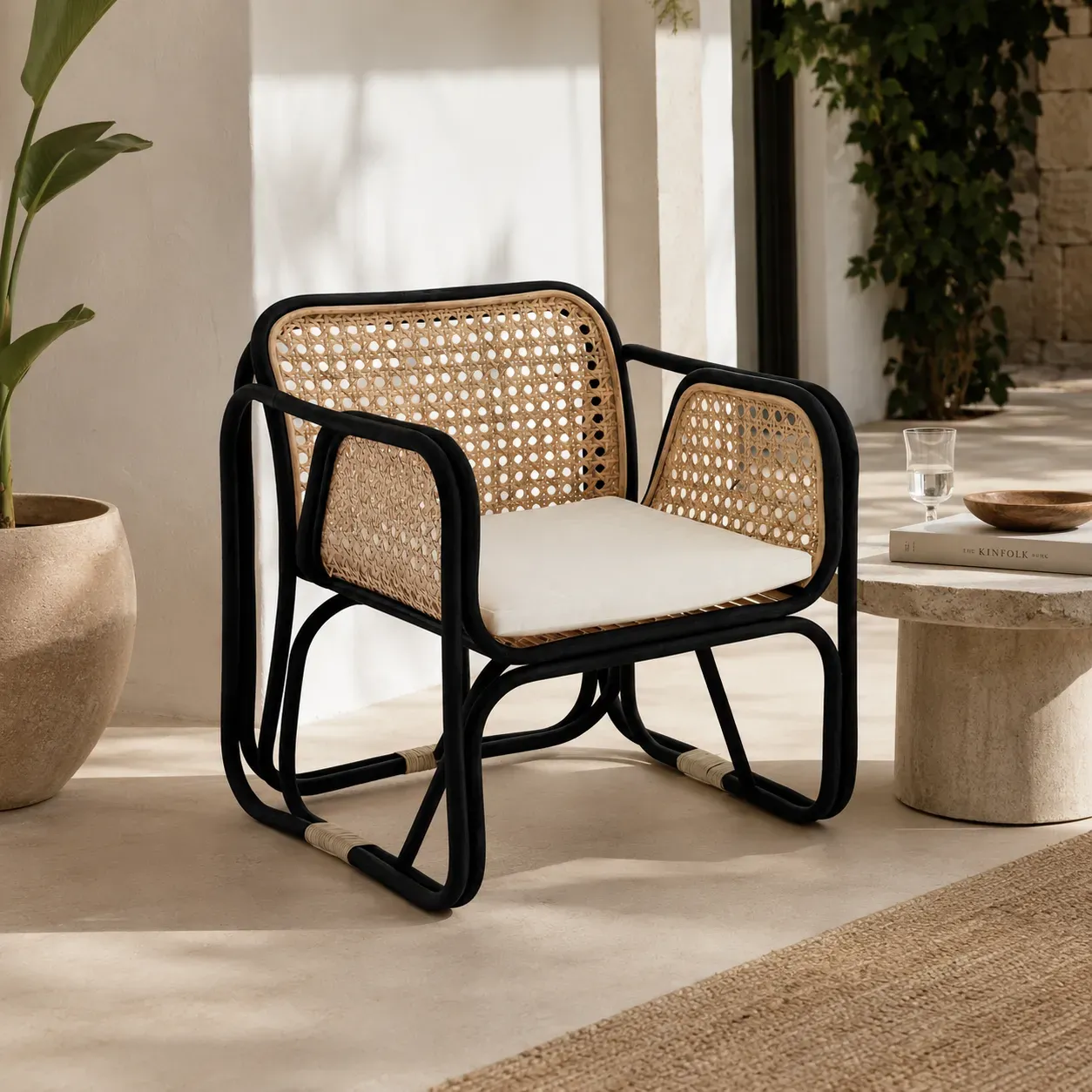 Poltroncina Hamsa Tomasucci in rattan nero e paglia di Vienna