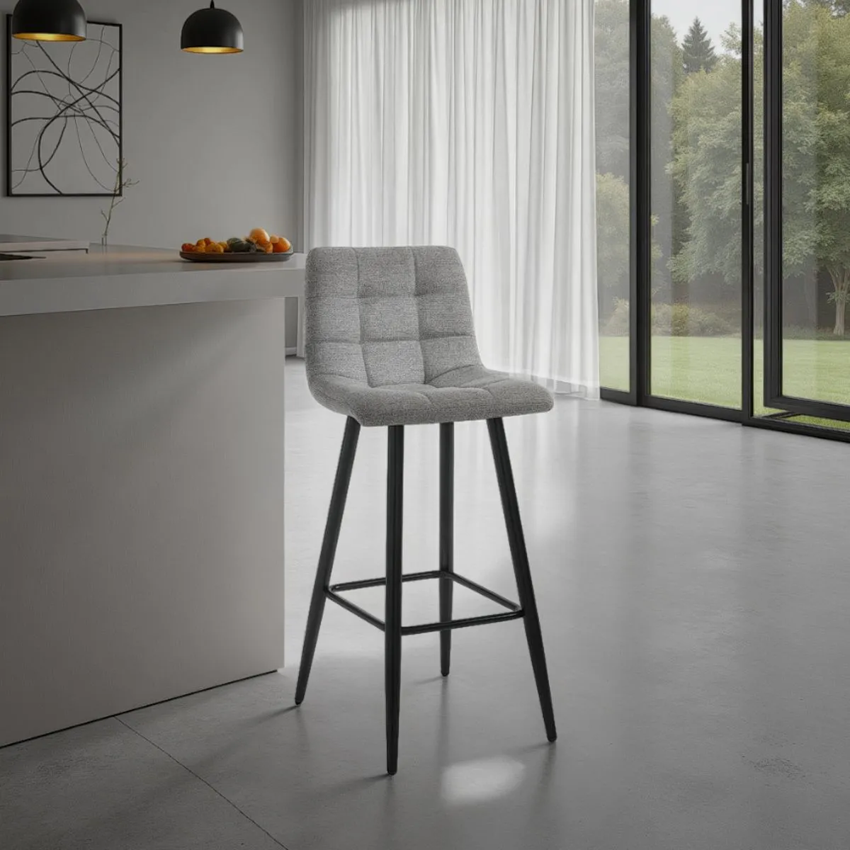 Sgabello Toffee Tomasucci grigio chiaro accanto al bancone