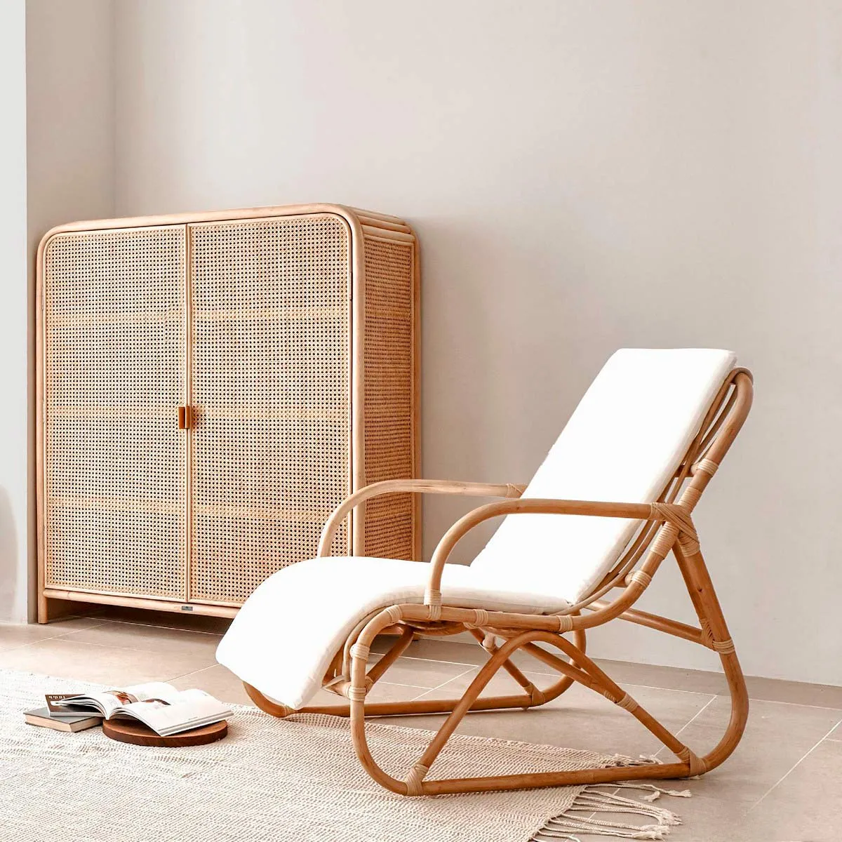 Poltroncina Erik Tomasucci in rattan con cuscino bianco