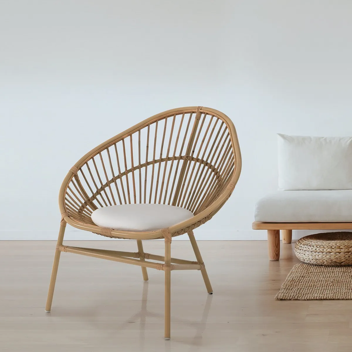 Poltroncina tonda Ras Tomasucci in rattan in un soggiorno