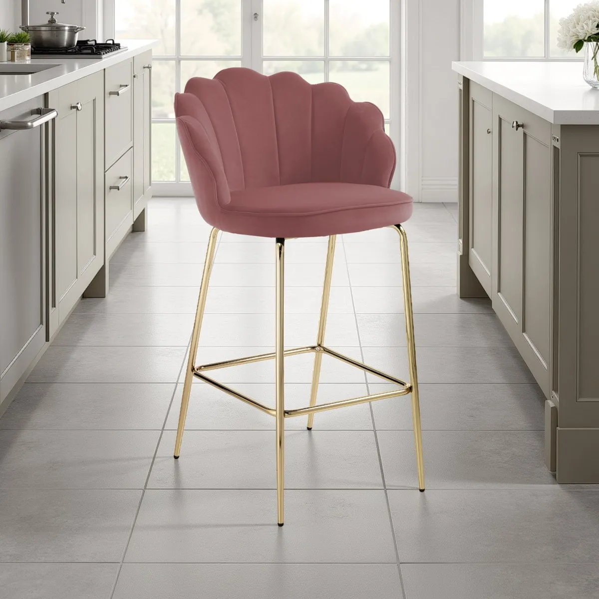 Sgabello Shell Tomasucci rosa con gambe oro in cucina