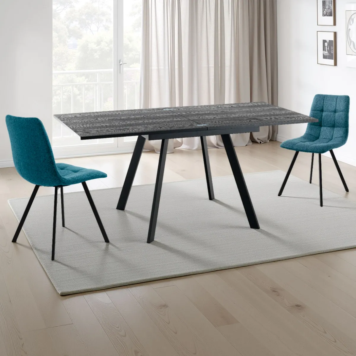 Tavolo Riky Black Wood Tomasucci aperto con sedie blu