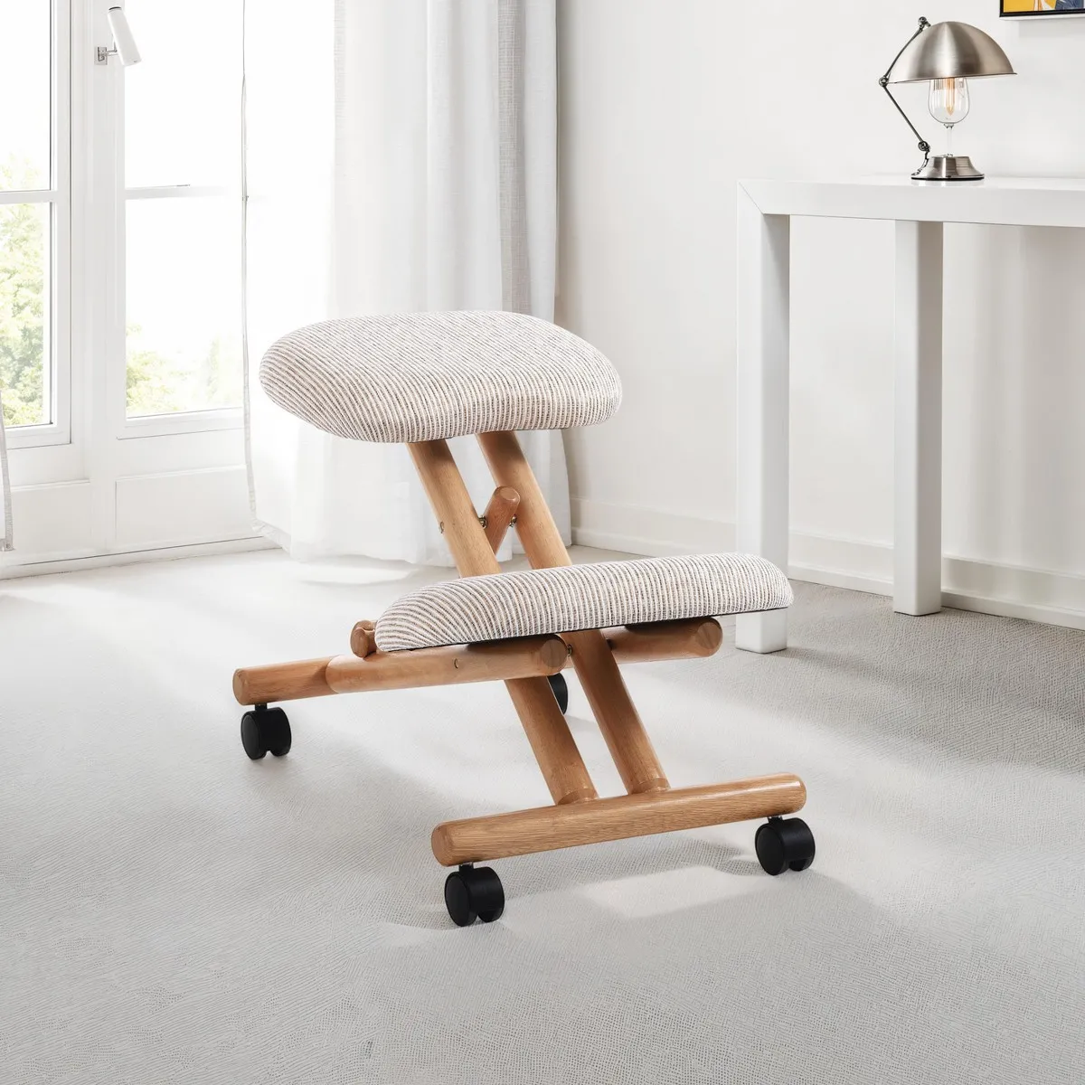 Seduta ergonomica Kevin Tomasucci in rovere alla scrivania