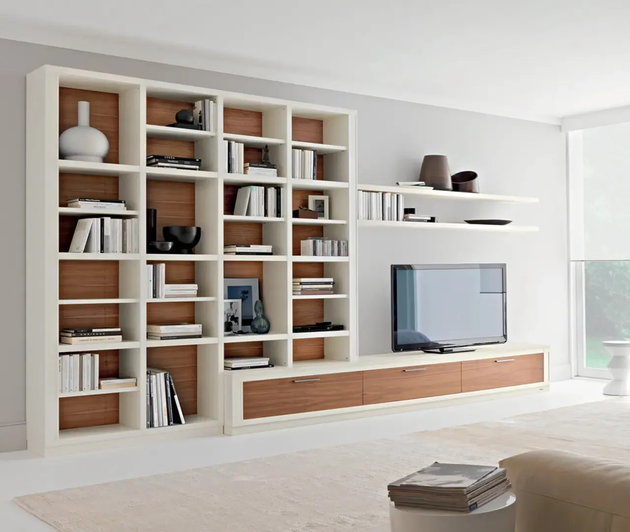 Parete attrezzata Melograno 27 Le Fablier con libreria avorio a fondi in noce e base TV bassa