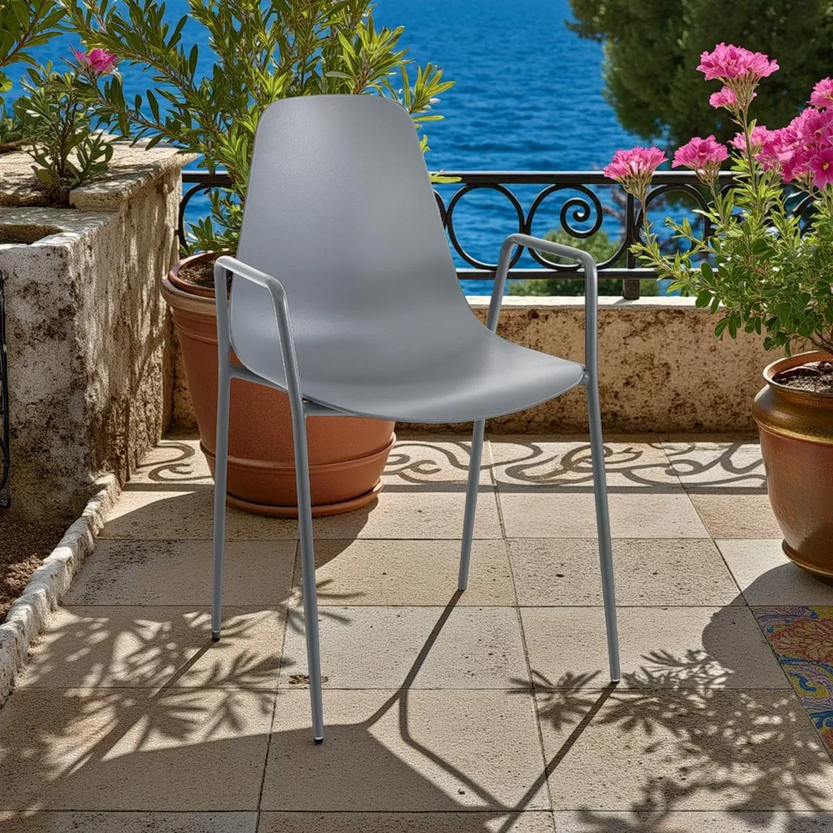 Sedia Oslo Grey Plus Tomasucci con braccioli in terrazza