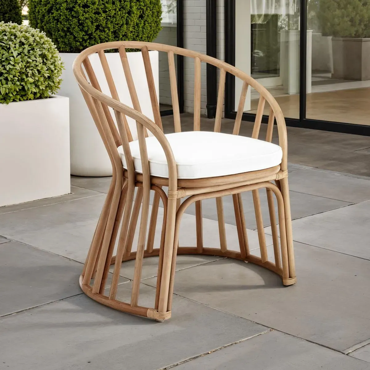 Poltroncina Durga Tomasucci in rattan con cuscino bianco