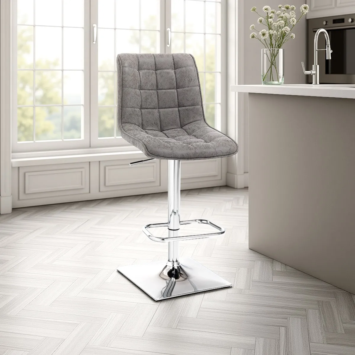 Sgabello Lux Tomasucci con base cromata in cucina