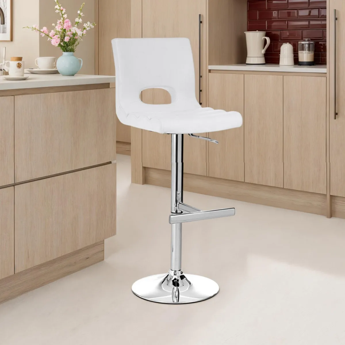 Sgabelli Sem Tomasucci bianchi in cucina