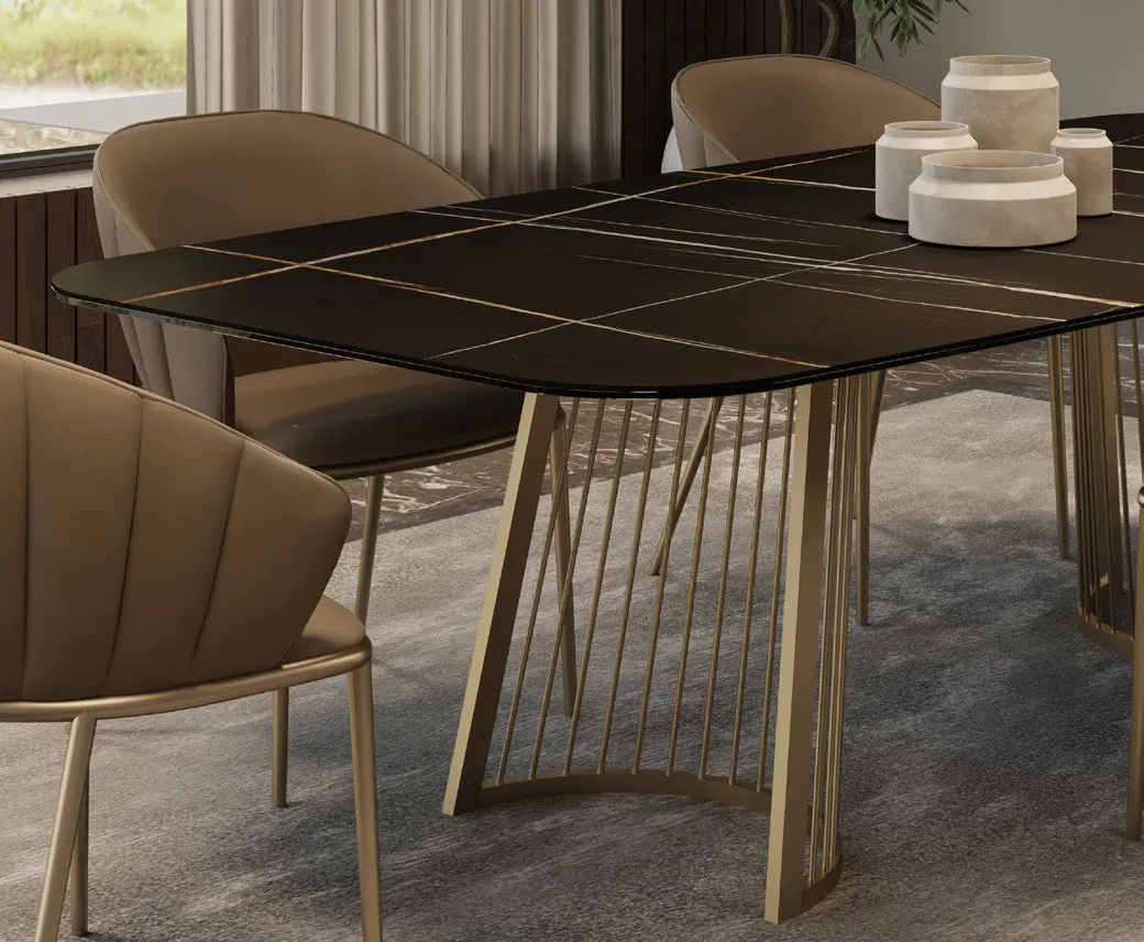 Tavolo Ettore Zamagna Temptation con piano scuro venato e sedie beige