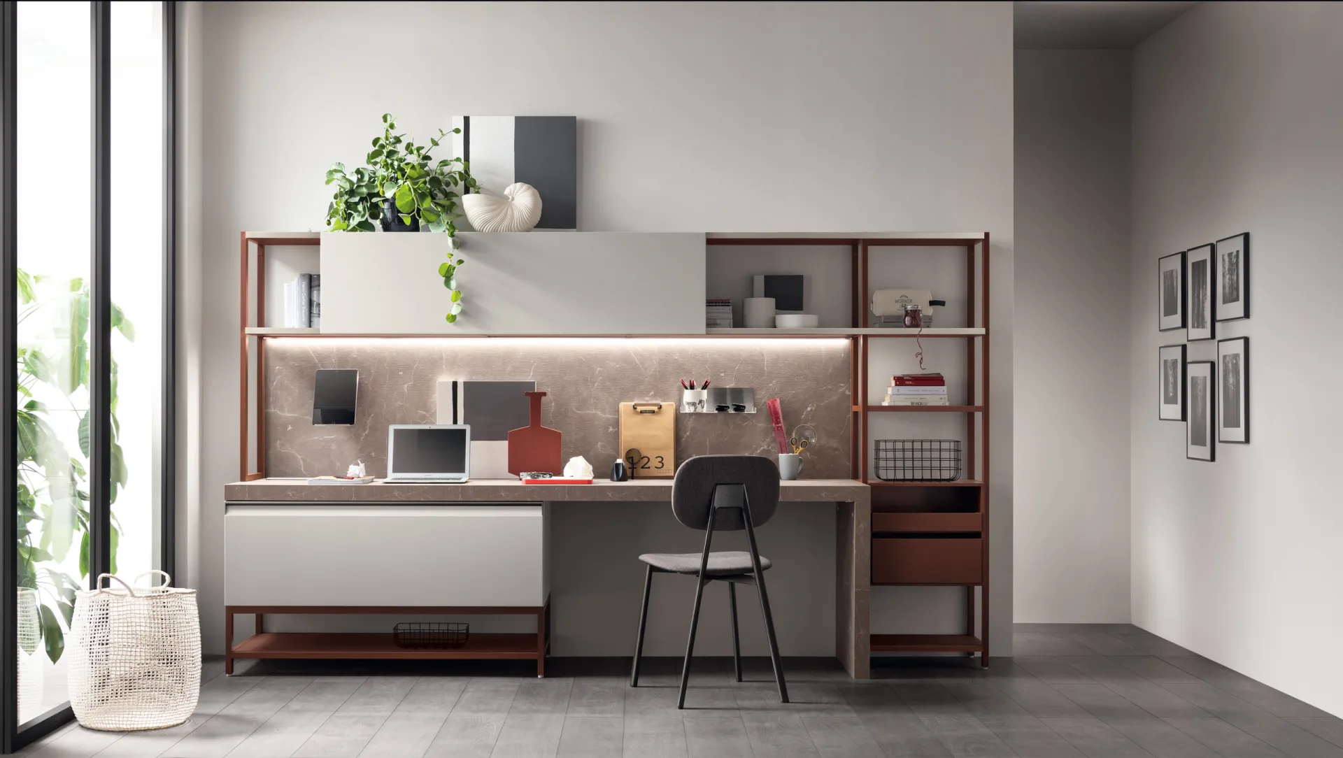 Soggiorno Formalia Scavolini con zona studio, piano scrivania e libreria Status in finitura Ruggine