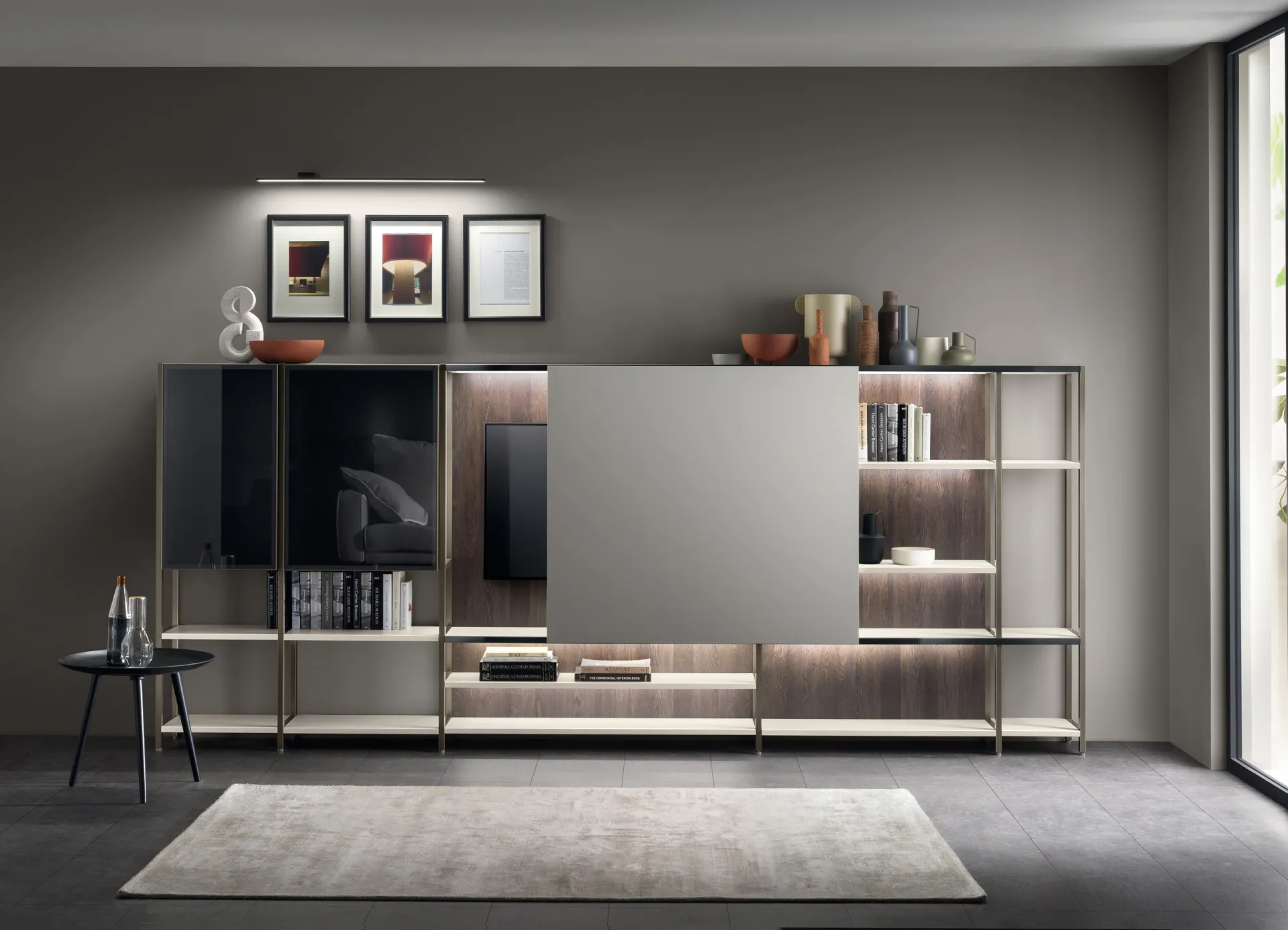 Soggiorno Formalia Scavolini con libreria Status Titanio, anta scorrevole grigia e vetrine fumé
