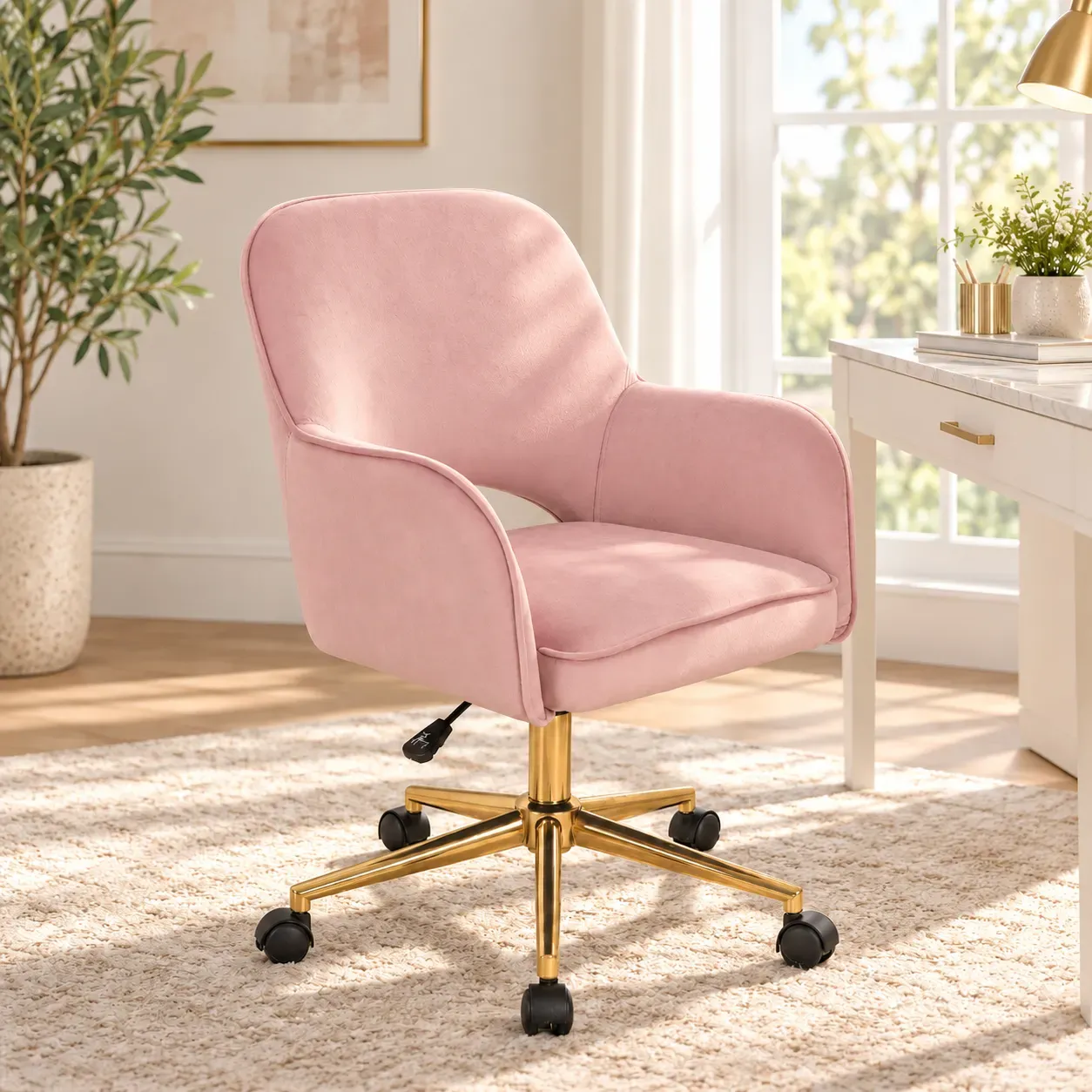 Poltrona da ufficio Victoria Pink Tomasucci in velluto rosa cipria in un home office