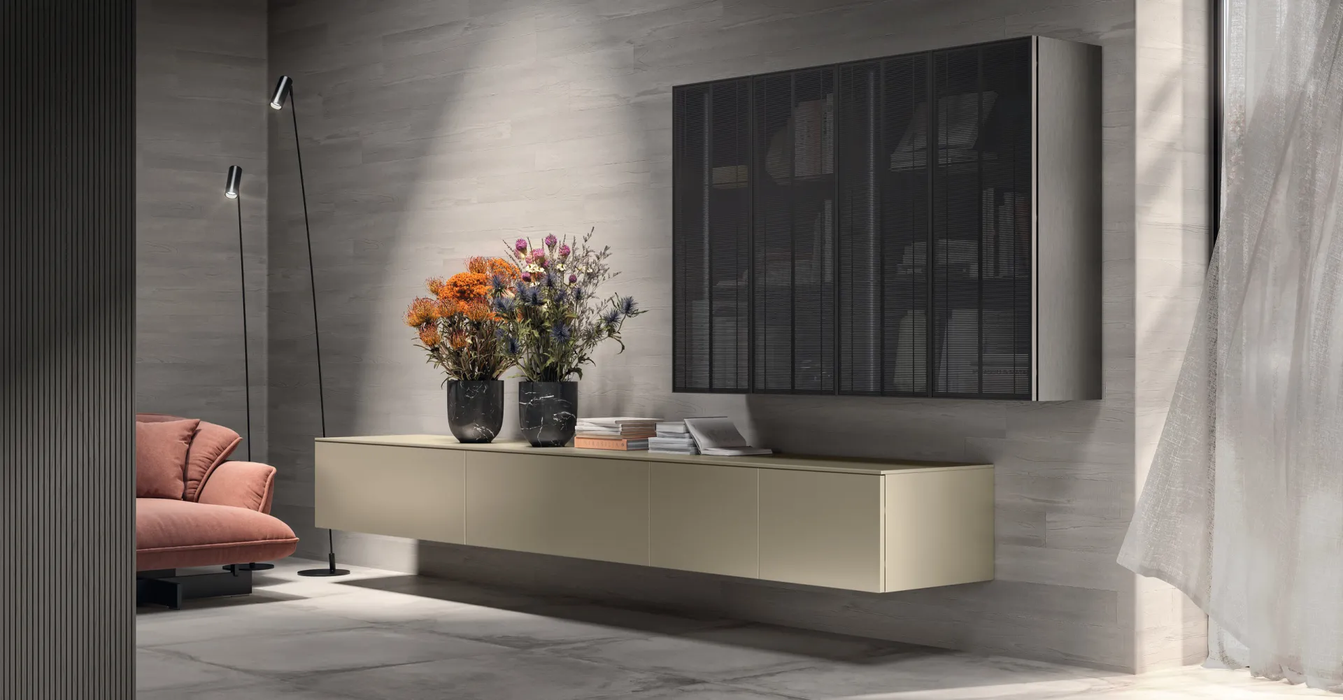 Soggiorno Libra Scavolini con madia sospesa in laccato lucido Perlage e pensile con rete metallica Linear