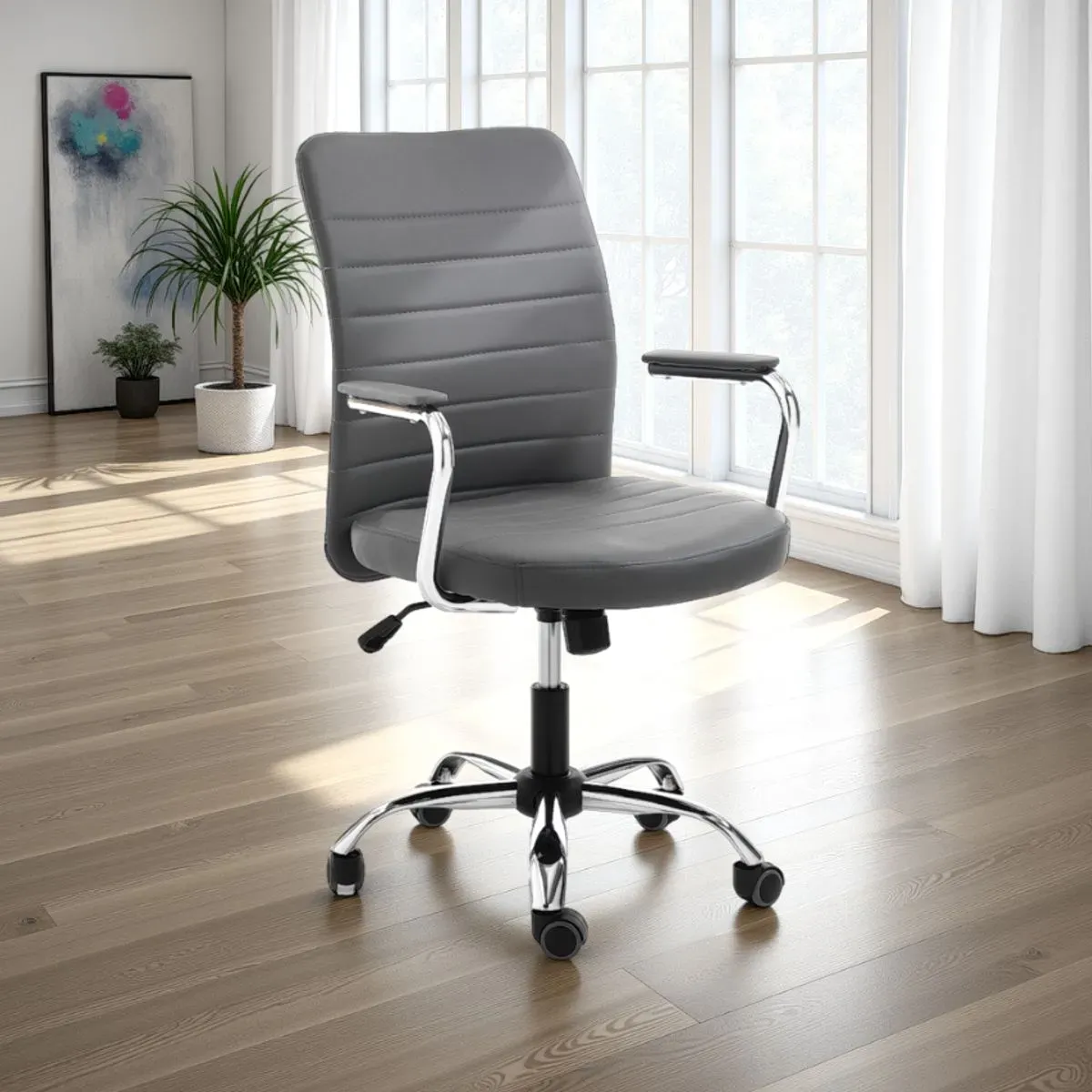 Sedia da ufficio Tyler Grey Tomasucci in un ufficio luminoso