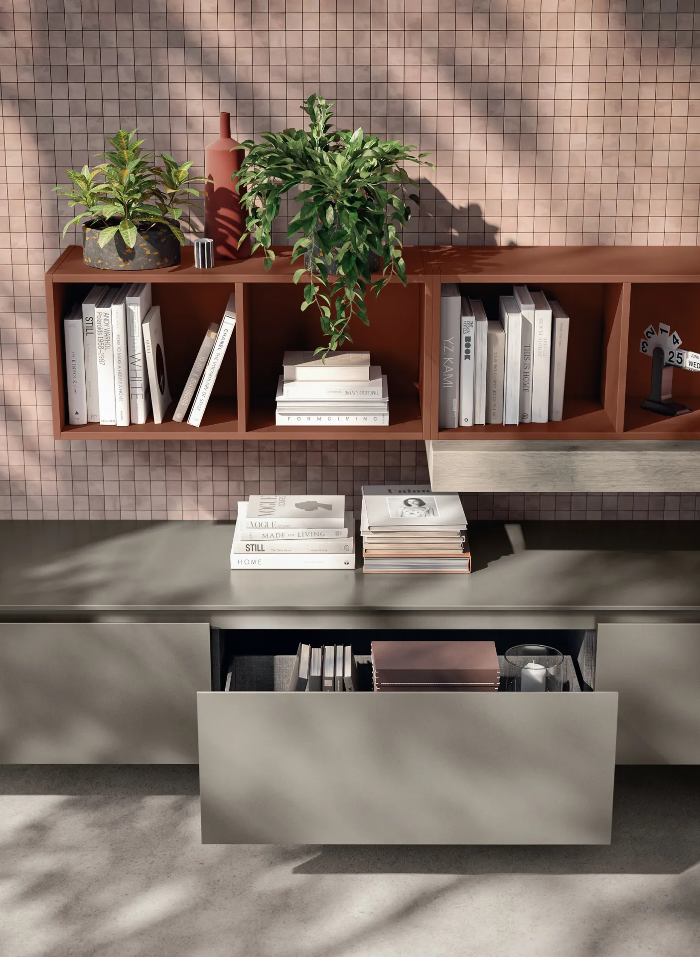 Soggiorno Lumina Scavolini con elementi a giorno in laccato Ruggine e cassetto estraibile davanti al mosaico