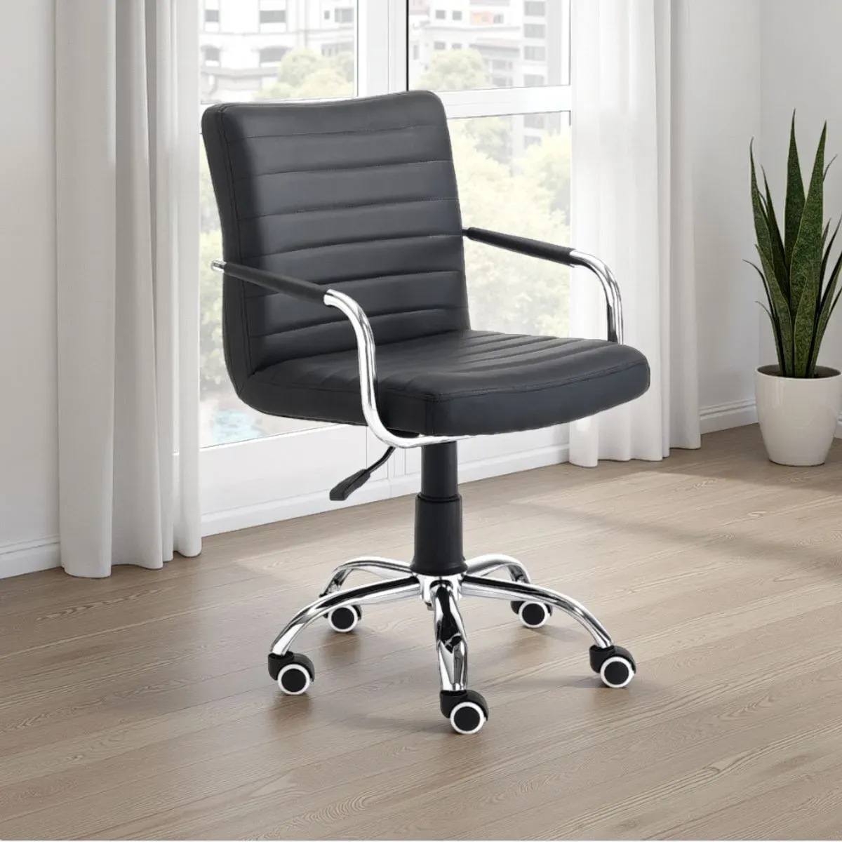 Sedia Milko Black Tomasucci nera in un ufficio