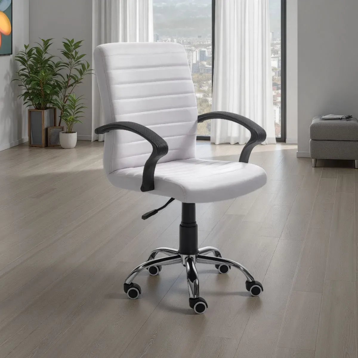 Sedia Pany Tomasucci bianca in un ufficio luminoso