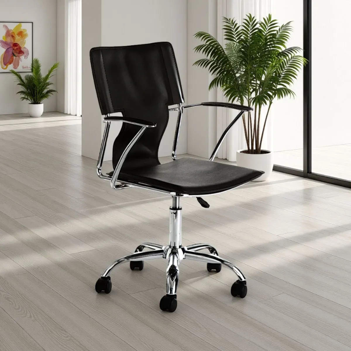 Sedia da ufficio Lynx Black Tomasucci in un ambiente luminoso