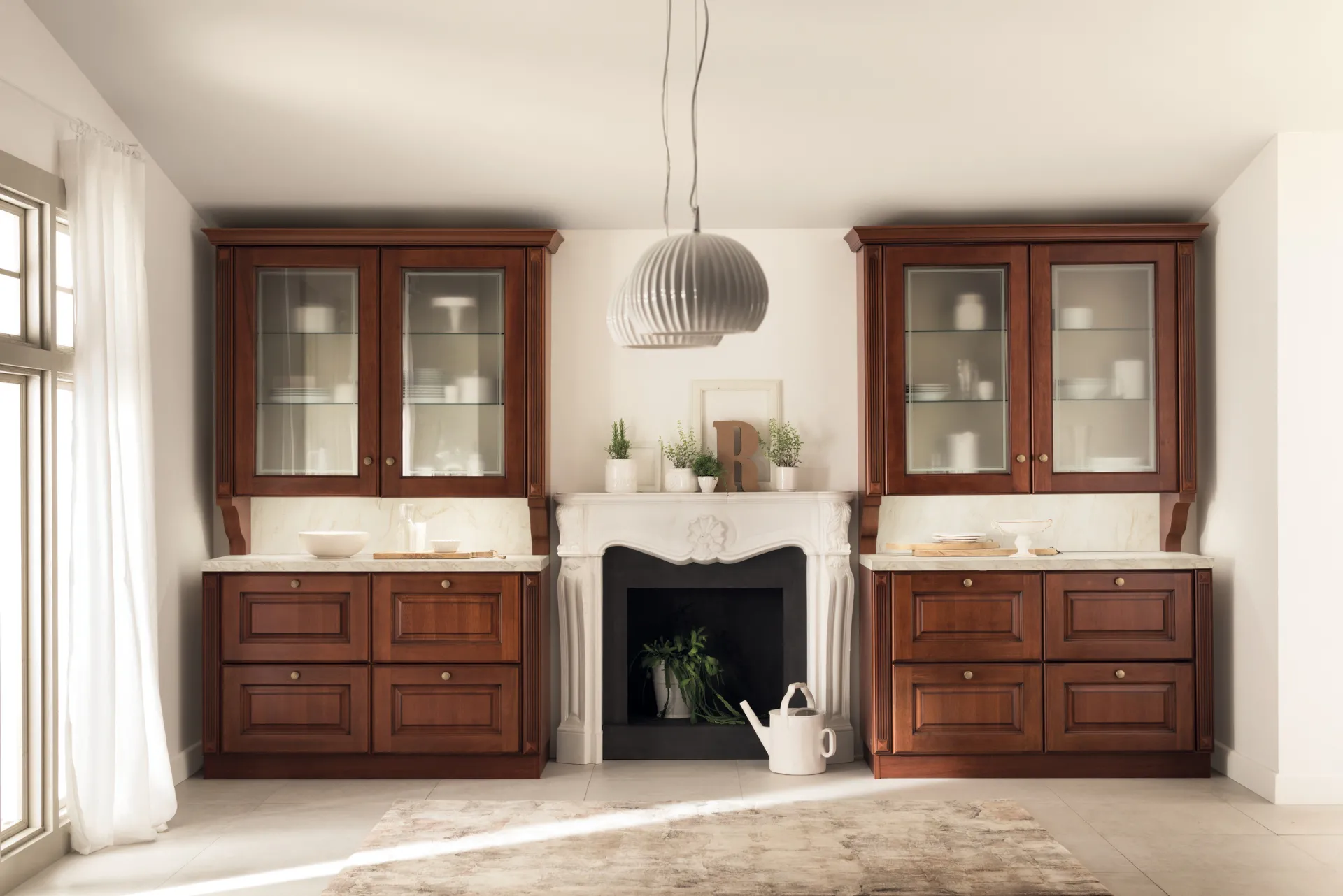 Soggiorno Madeleine Scavolini con due vetrine in legno scuro ai lati di un camino bianco