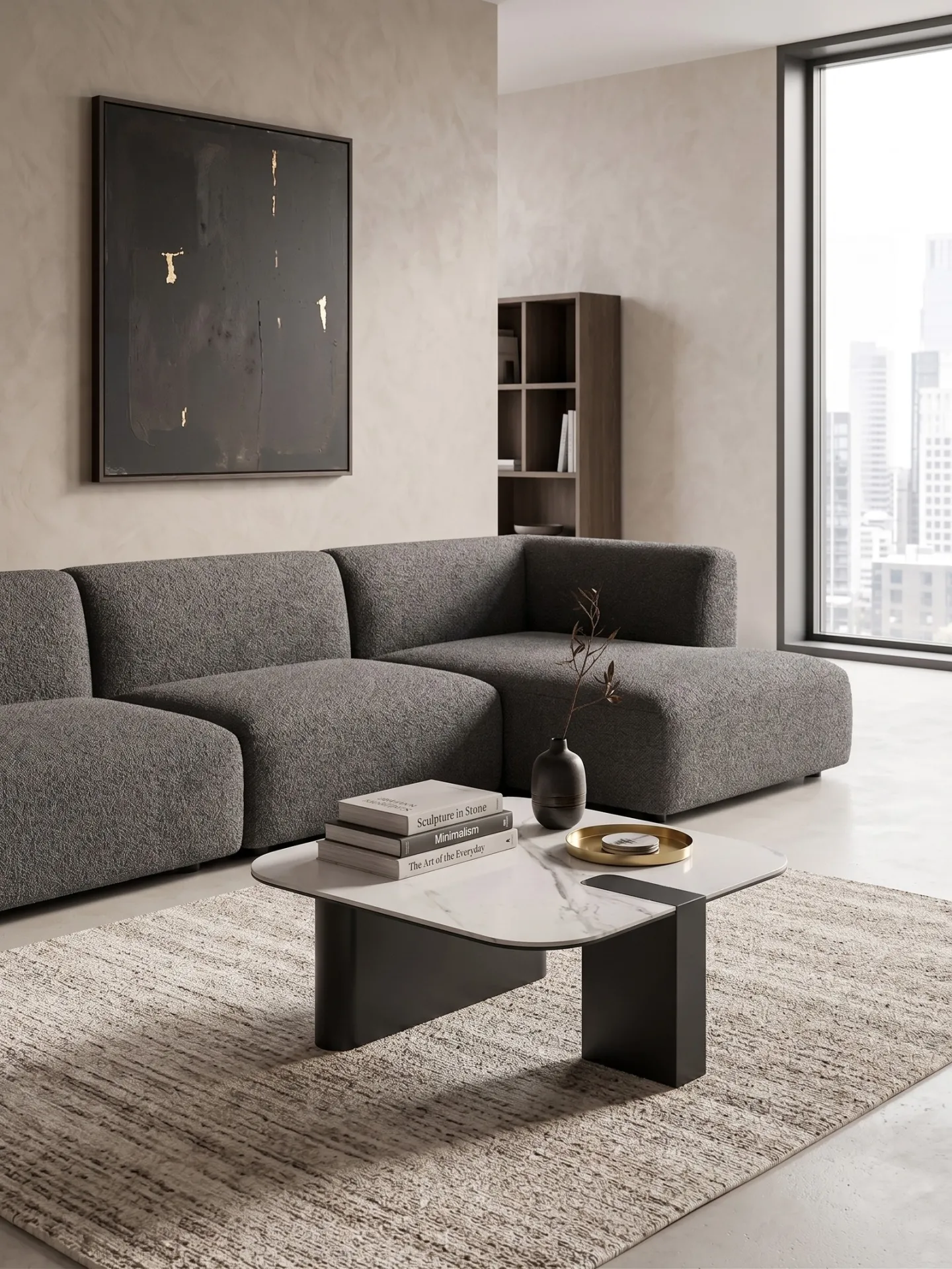 Tavolino Lock Stones in marmo bianco con struttura antracite davanti a un divano angolare grigio
