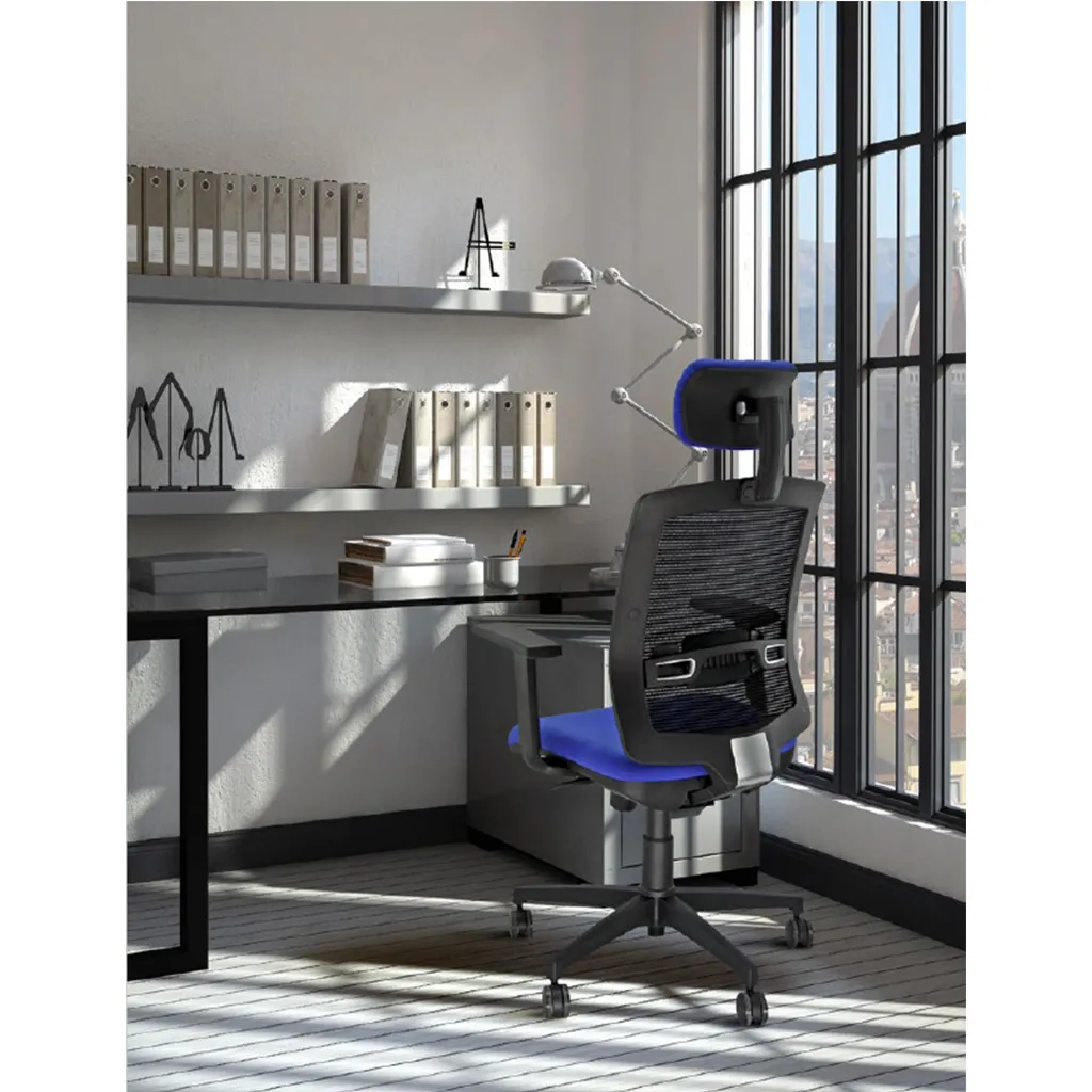 Sedia ergonomica Molly Unisit in un ufficio con grandi finestre