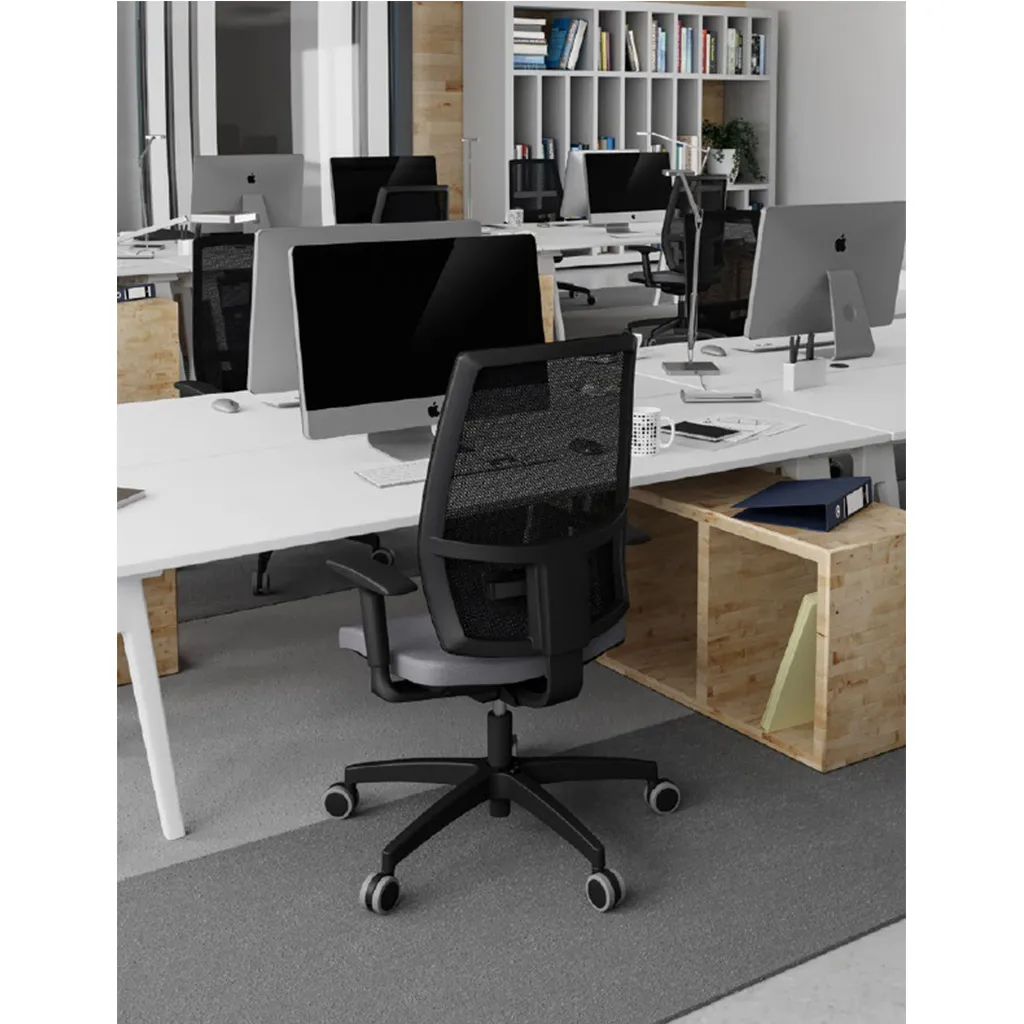 Sedia ergonomica Melania Unisit davanti a una scrivania con monitor