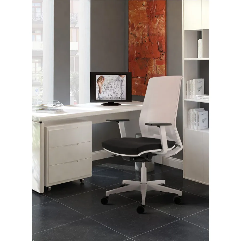 Sedia ergonomica Light Unisit bianca in uno studio con libreria