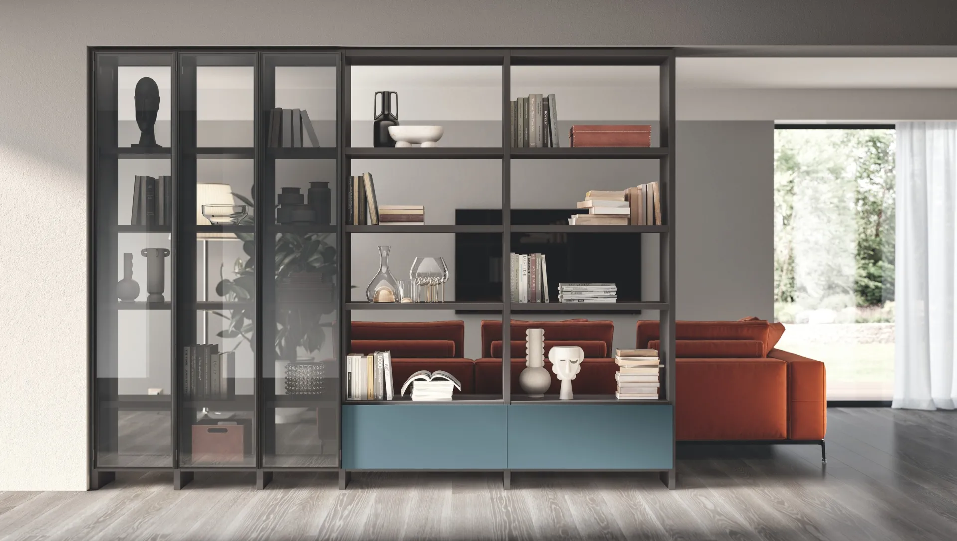 Soggiorno Motus Scavolini con libreria Fluida Grigio Ferro, vetrine in vetro fumé e base Verde Ottanio