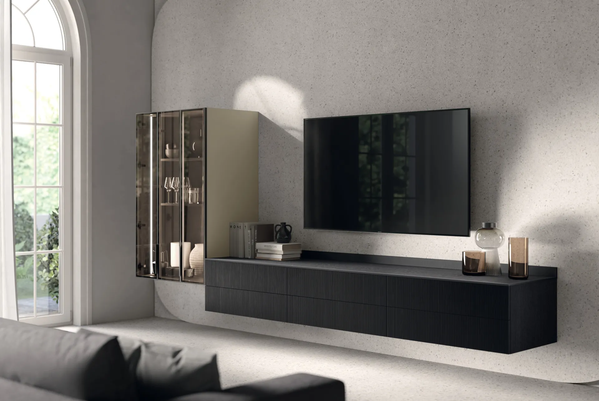 Soggiorno Musa Scavolini con base sospesa in rovere scuro dogato, televisore a parete e vetrina in alluminio