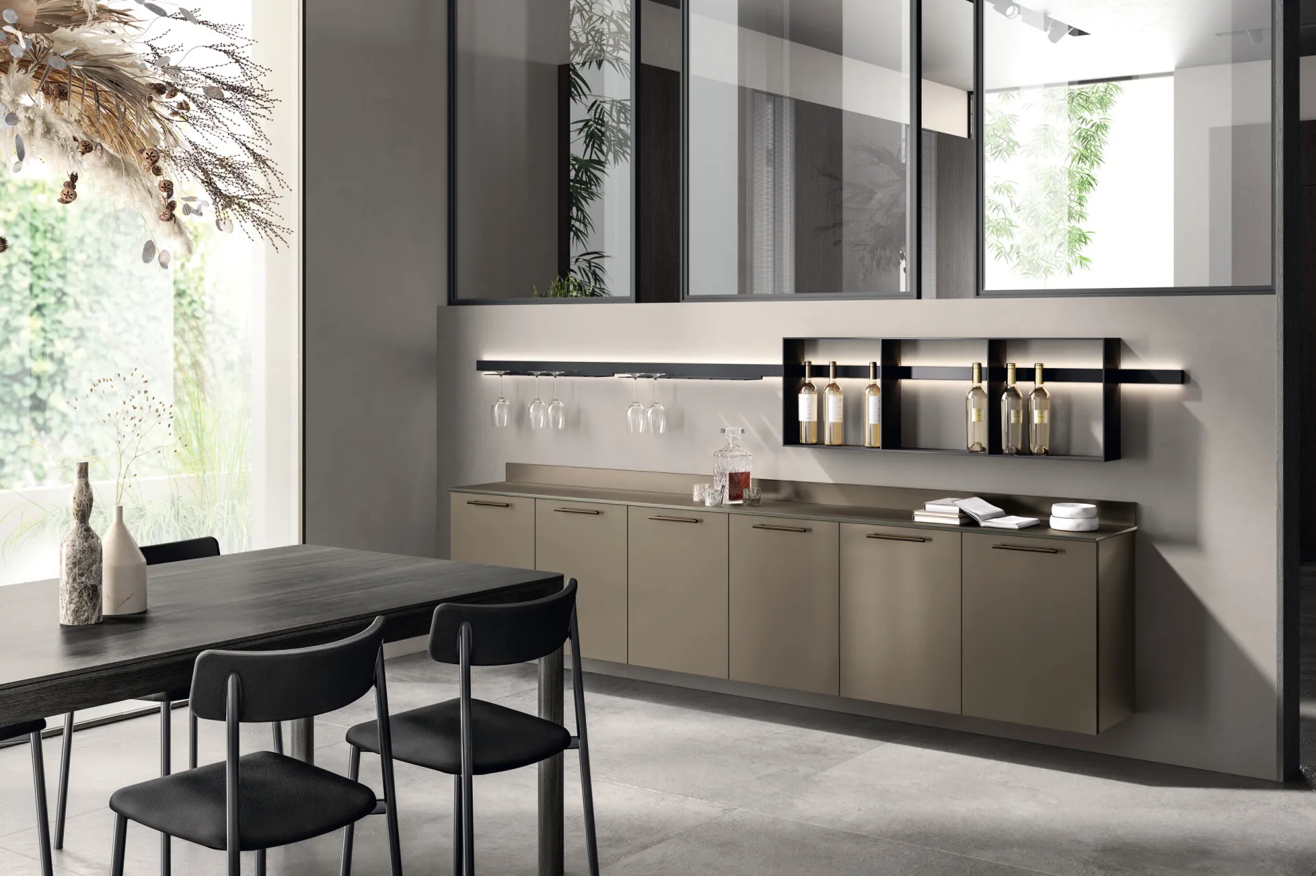 Soggiorno Musa Scavolini con madia in vetro opaco Grigio Matera, barra Sign e tavolo da pranzo scuro
