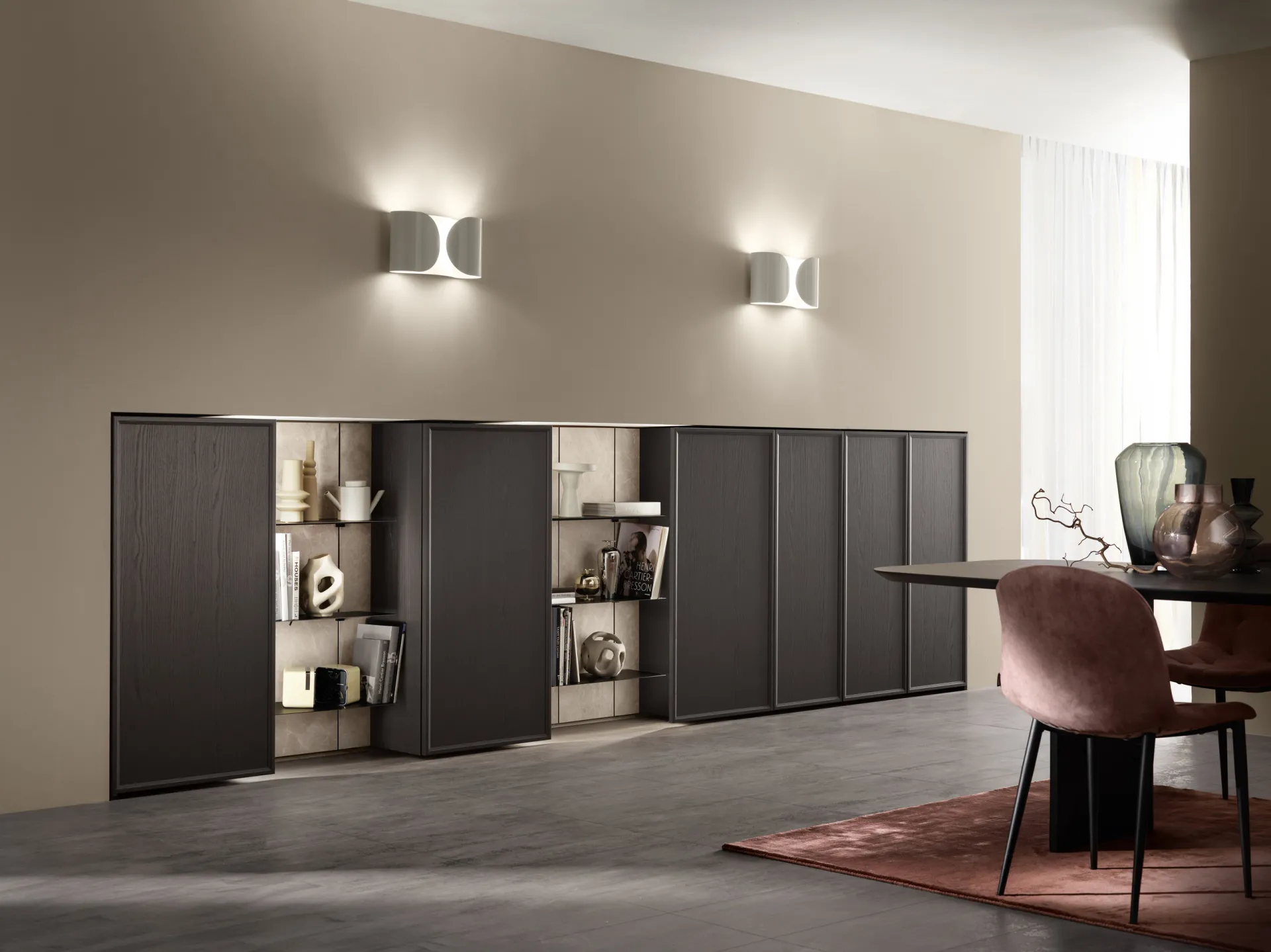 Soggiorno Poetica Scavolini con colonne in frassino grigio scuro e vani a giorno aperti fra le ante