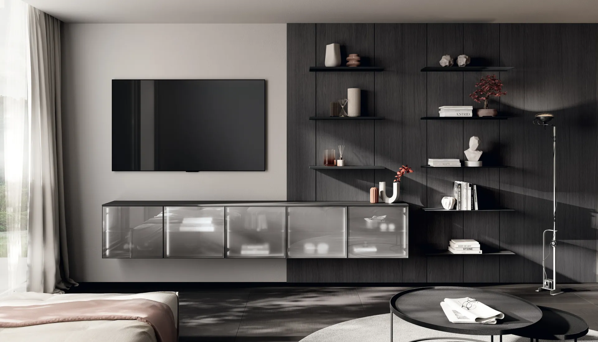 Soggiorno Regola Scavolini con mensole Vertical System su fondo scuro e base sospesa con ante in vetro fumè
