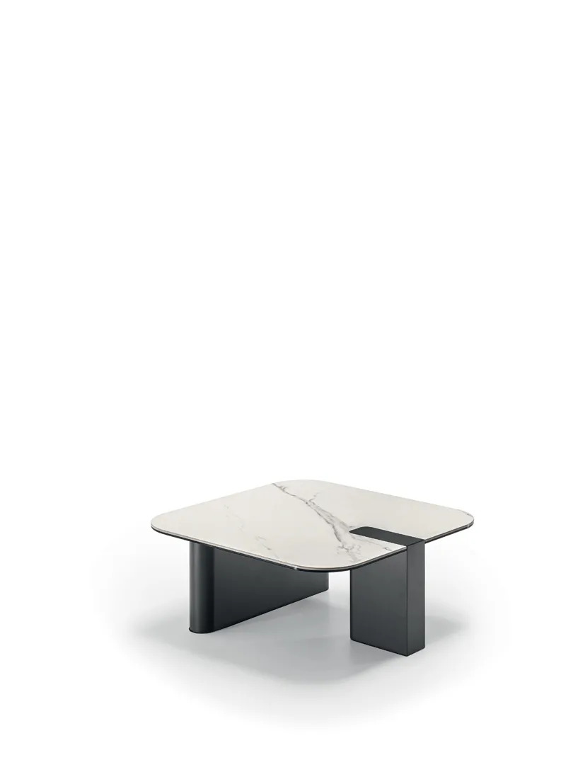Tavolino quadrato Lock Stones in marmo bianco con inserto antracite nel piano, su fondo bianco