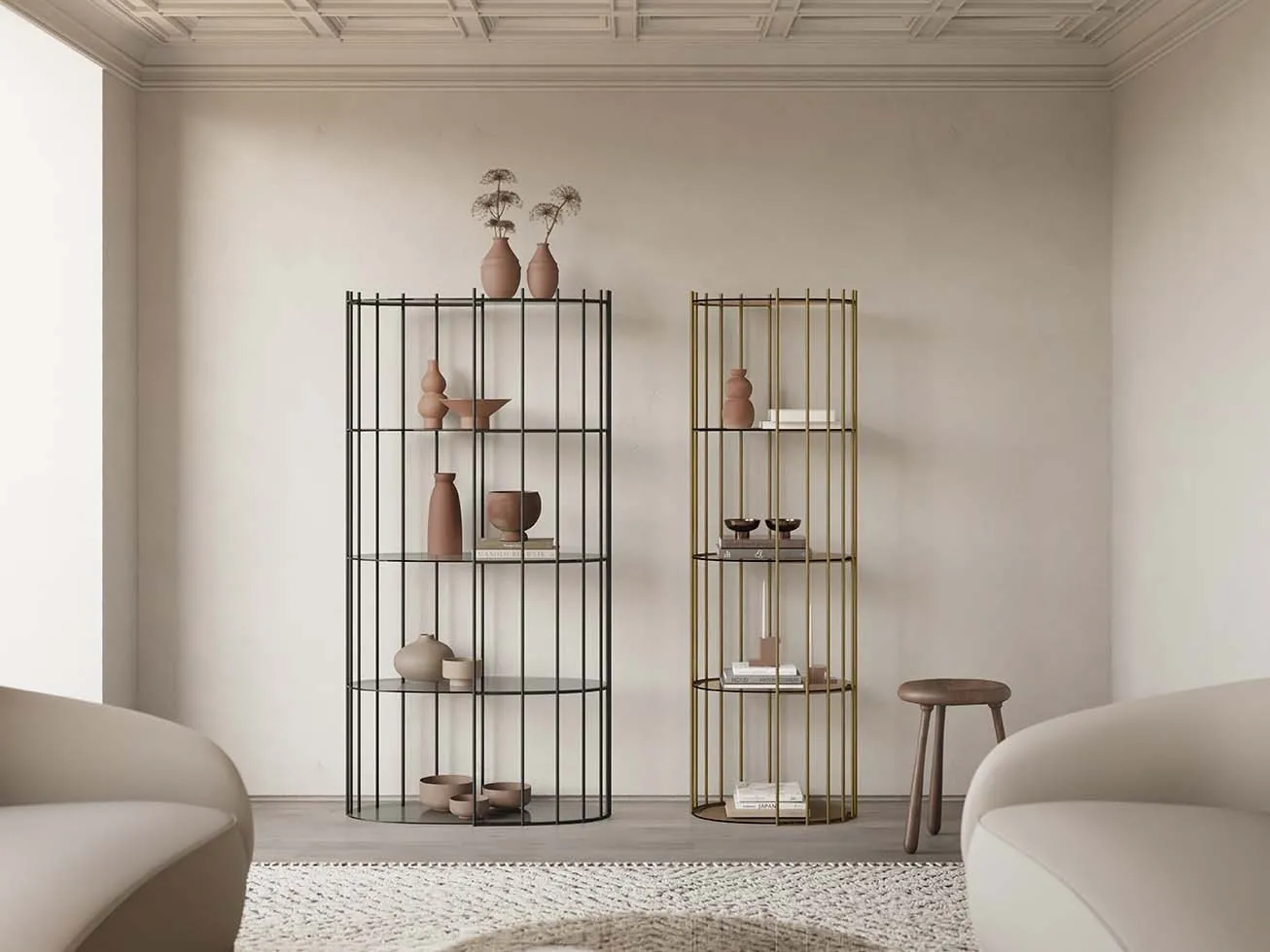 Librerie Levity Target Point nera e bronzo fra due divani curvi