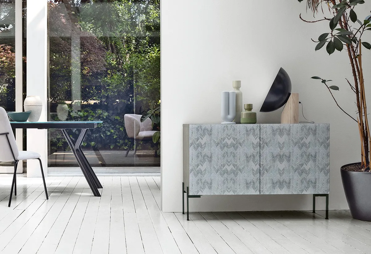 Madia Dafne 120 Target Point con frontali decorati grigi e una scultura