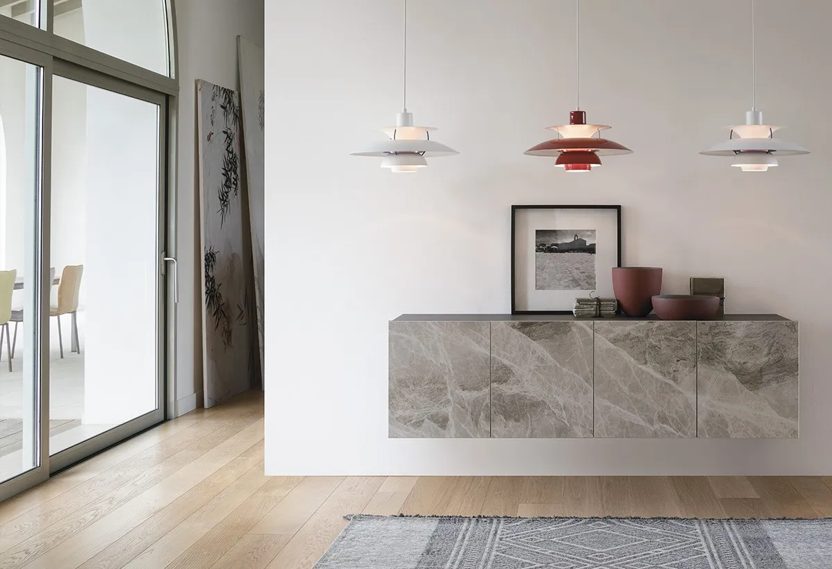 Madia Artemide Target Point sospesa effetto marmo grigio sotto lampade colorate