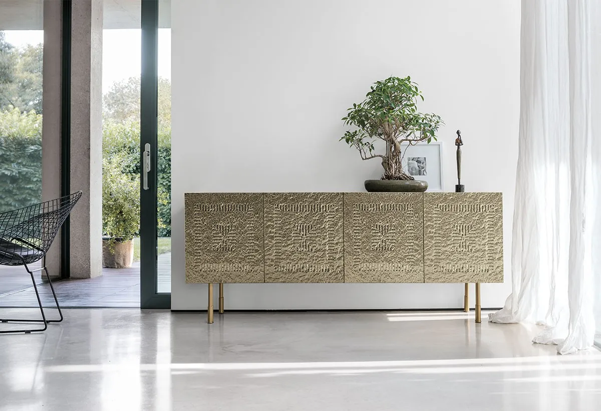 Madia Artemide Target Point con ante in vetro ondulato bronzo davanti a una vetrata